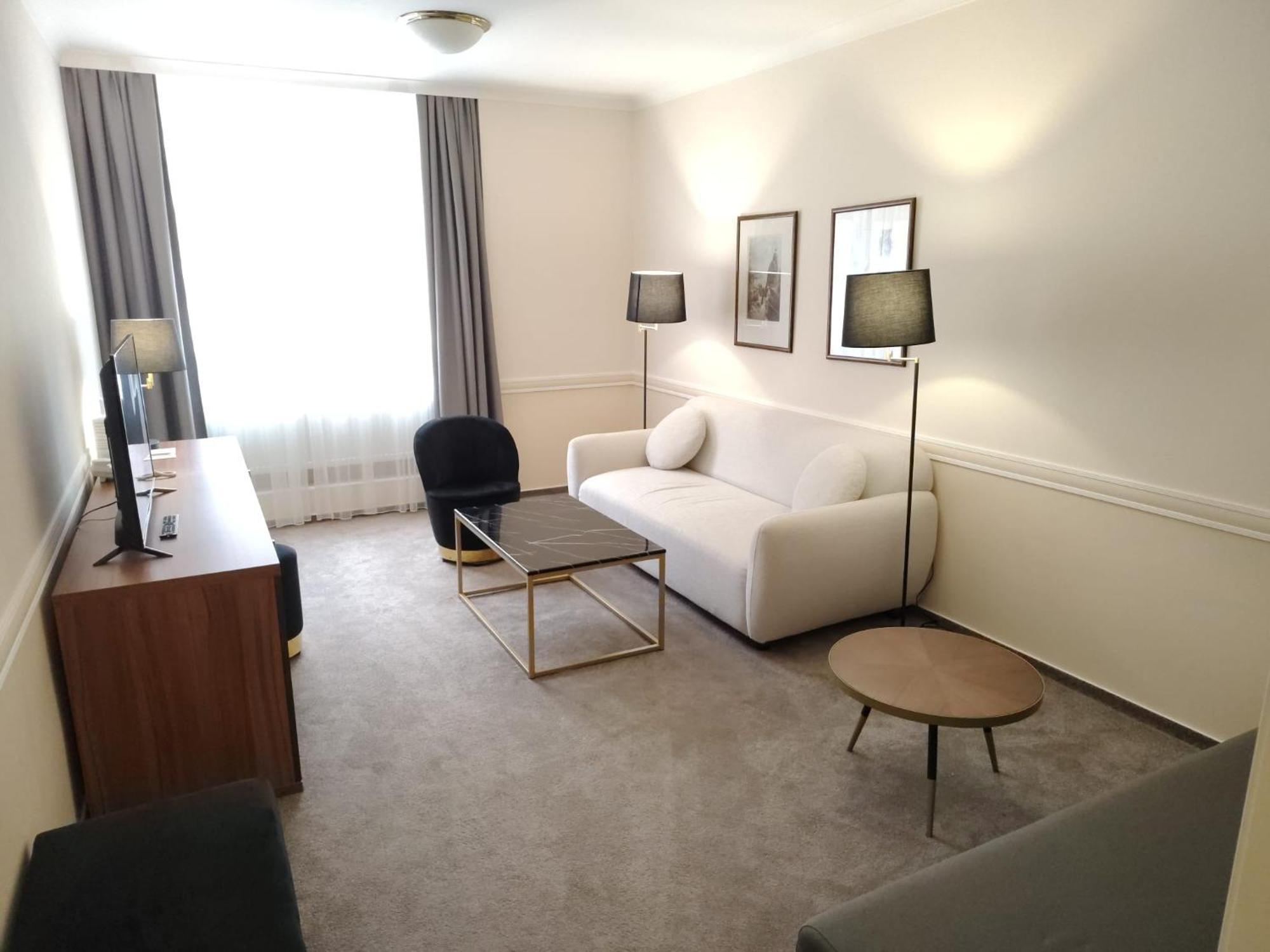 Hotel Embassy