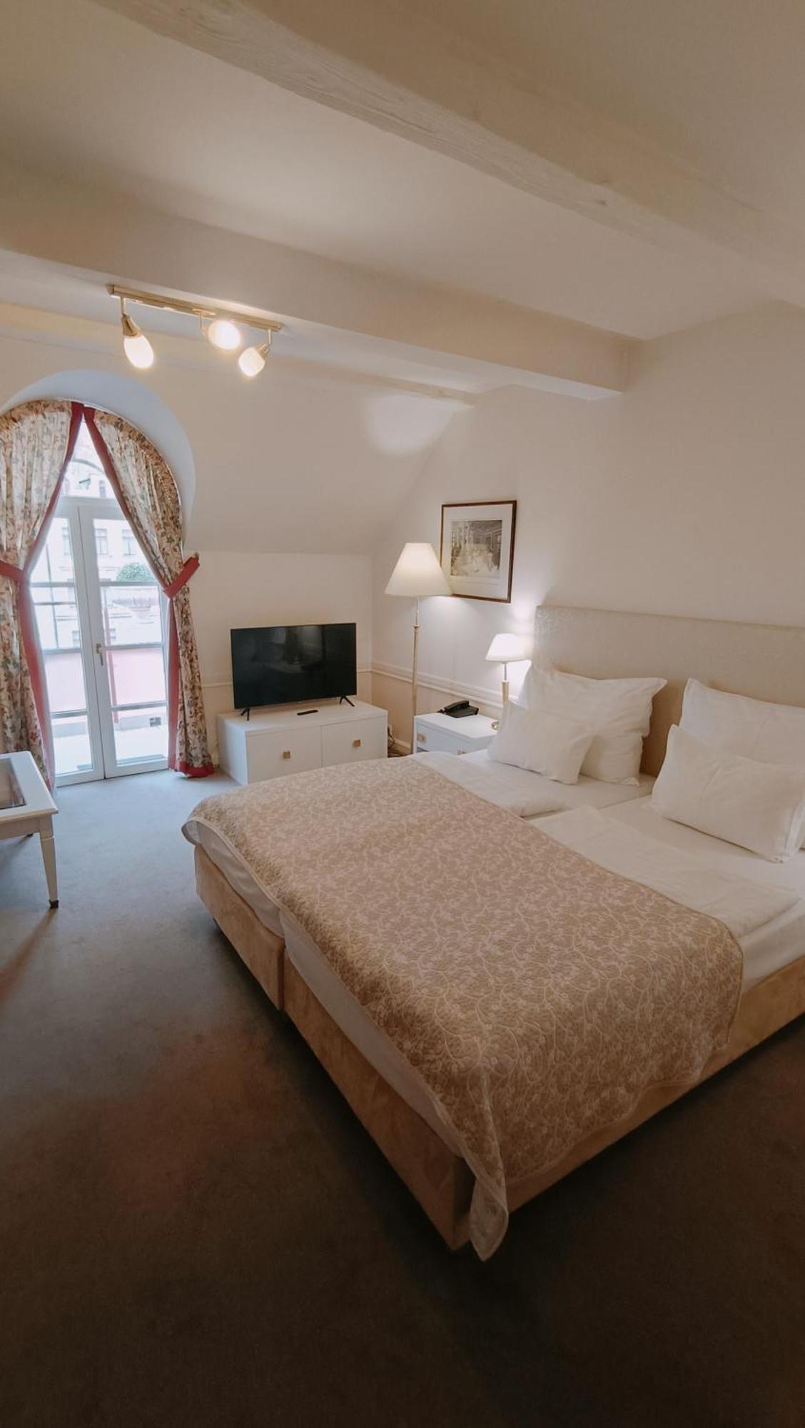 Отель Hotel Embassy Карловы Вары