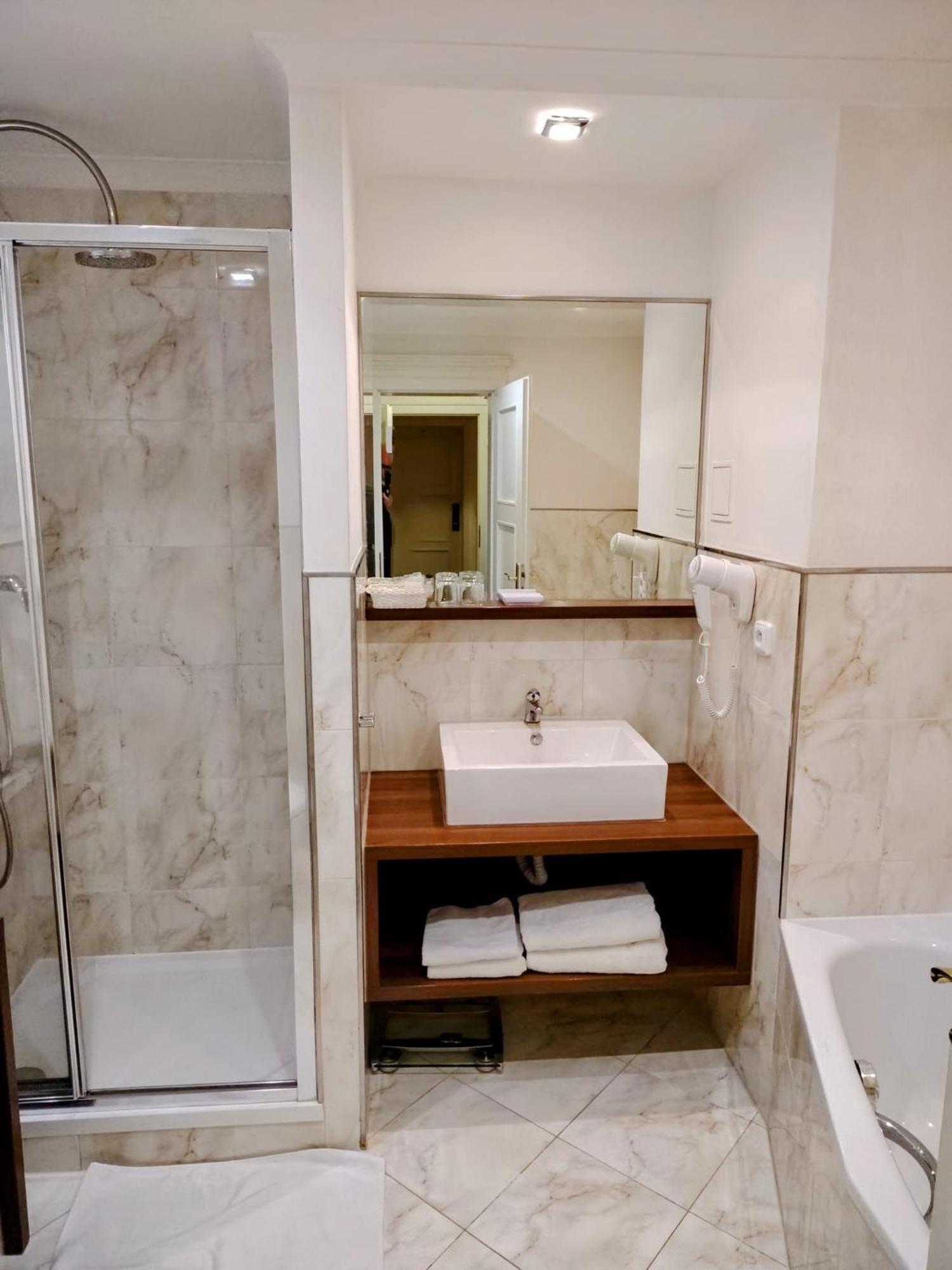 Hotel Embassy