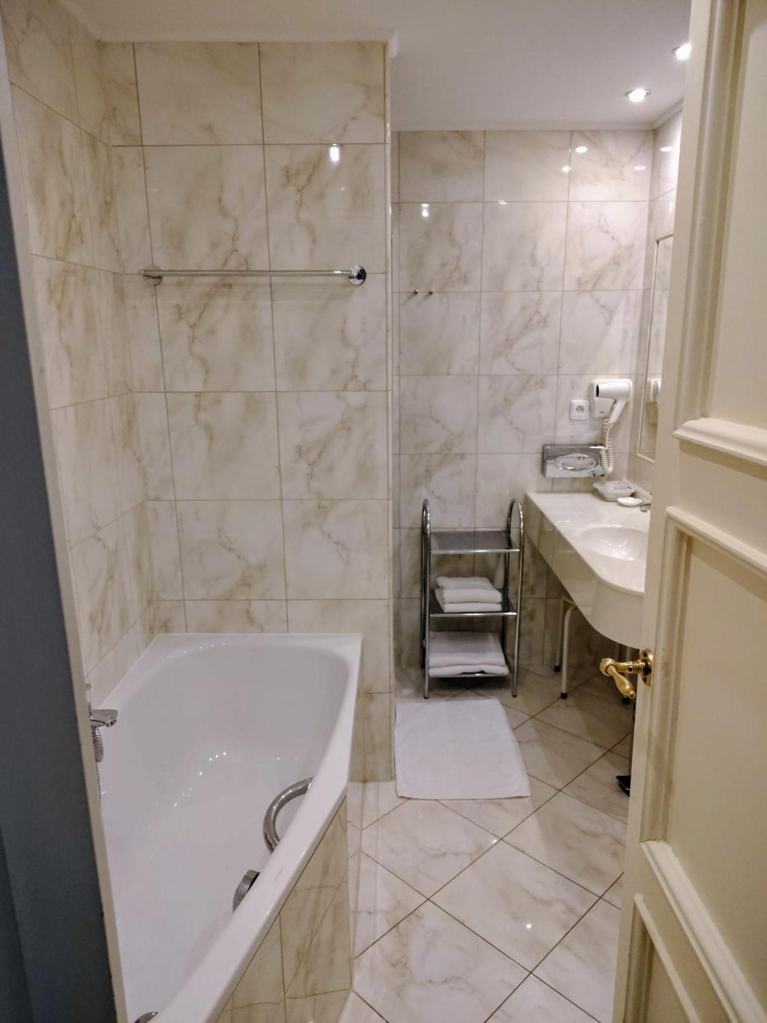 Hotel Embassy Отель