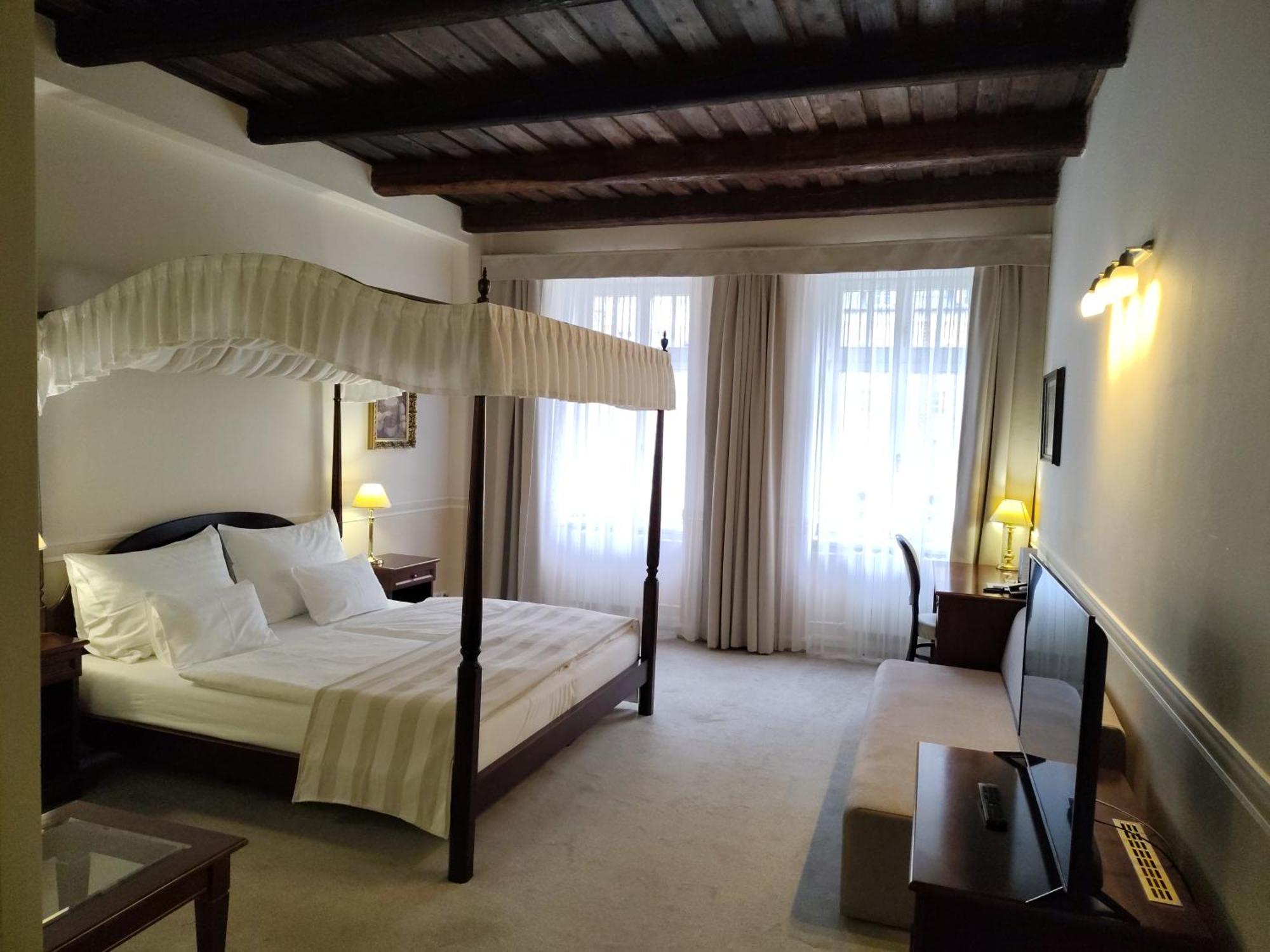 Отель Hotel Embassy 4*