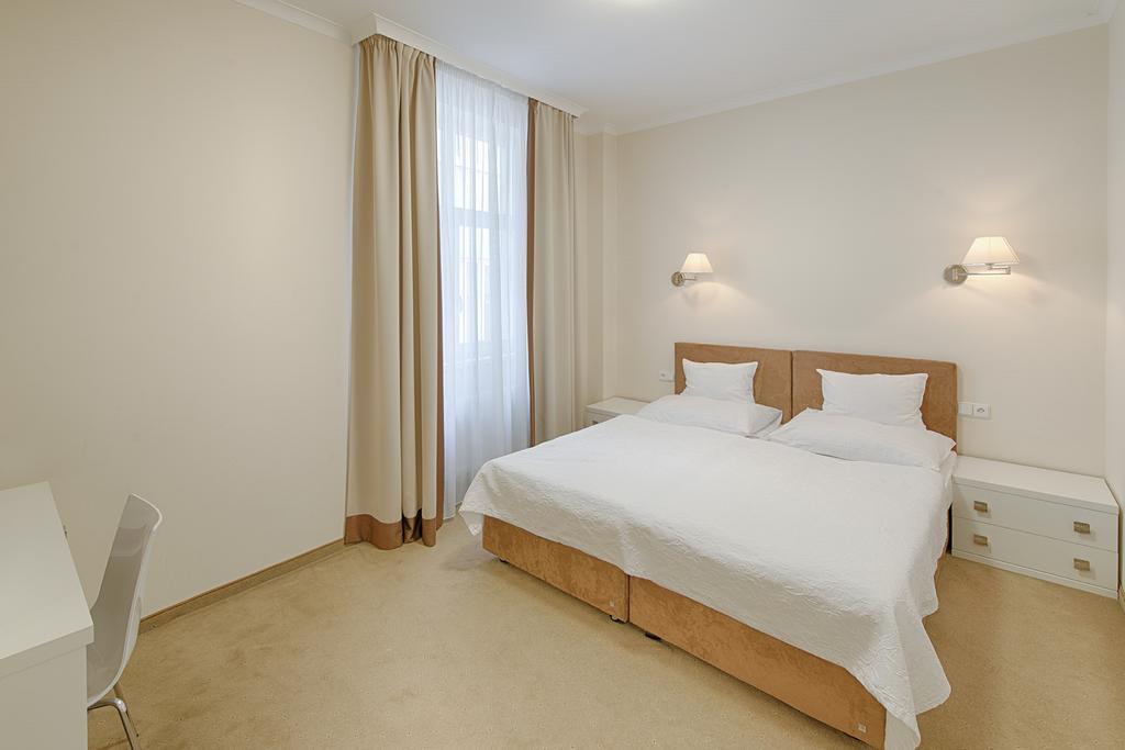 Отель Hotel Embassy Карловы Вары