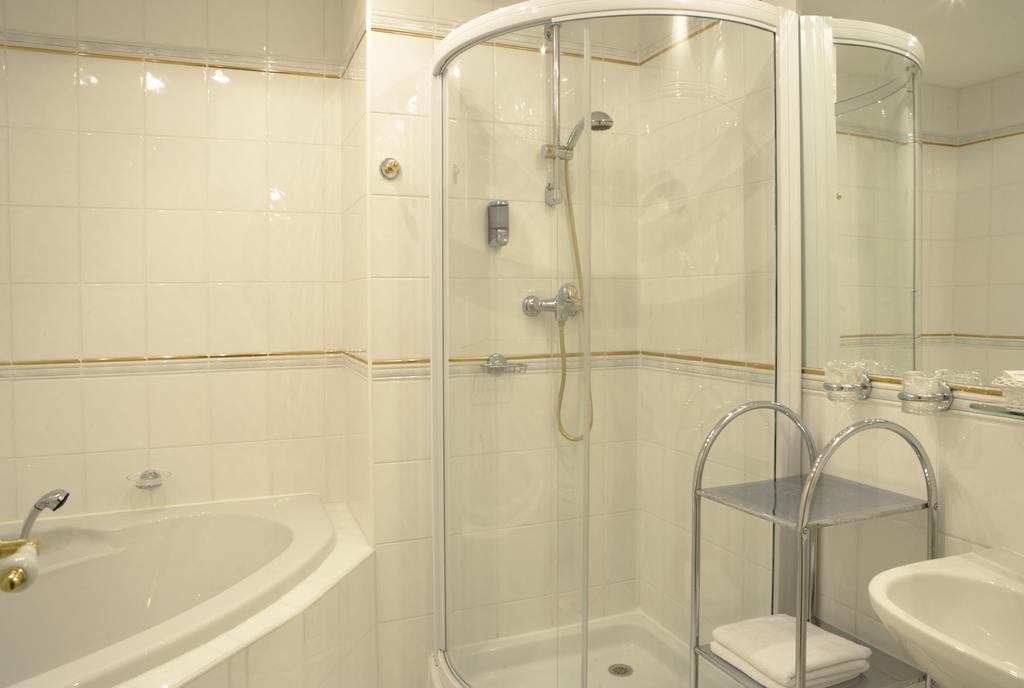 Отель Hotel Embassy 4*