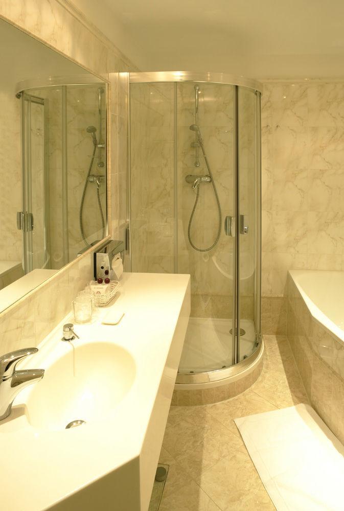 Отель Hotel Embassy Карловы Вары