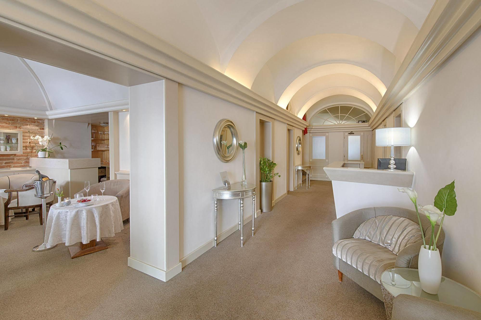 Отель Hotel Embassy Карловы Вары